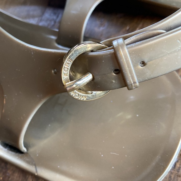 Michael Kors gold jelly thong sandals - Picture 2 of 4